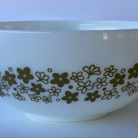 1970s Spring Blossom Pyrex Cinderella #443, 2.5 Quart Bowl - Picture 1 of 9